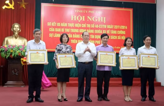 Tỉnh Phú Thọ đã trao bằng khen cho 5 tập thể, 7 cá nhân có thành tích xuất sắc trong thực hiện Chỉ thị 40 của Ban Bí thư.