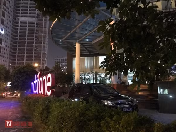 Xe biển xanh xuất hiện tại tòa nhà MobiFone tối 26/8. Ảnh: nguoiduatin.vn