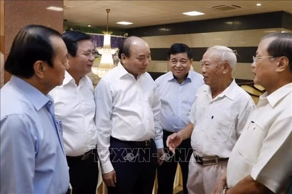 Thủ tướng Nguyễn Xuân Phúc, Trưởng Tiểu ban Kinh tế - Xã hội, Đại hội đại biểu toàn quốc lần thứ XIII của Đảng và các đại biểu. Ảnh: TTXVN