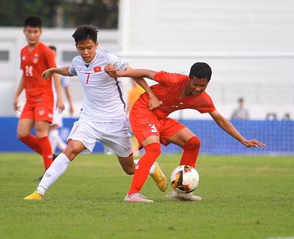 Các cầu thủ U15 Myanmar (áo đỏ) đã gây ra nhiều khó khăn cho U15 Việt Nam. Ảnh: VFF