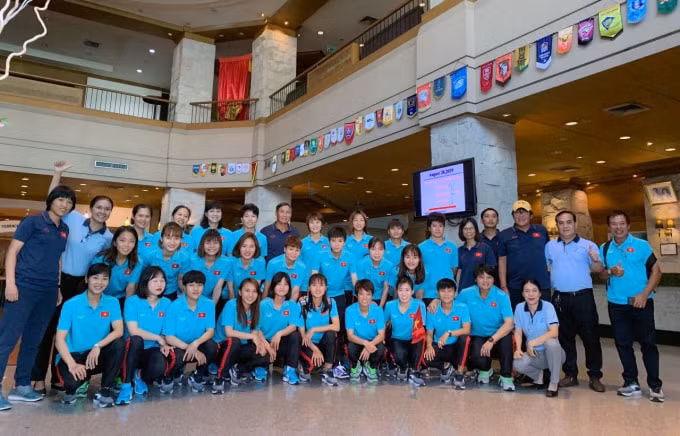 Các tuyển thủ nữ rạng ngời sau chức vô địch AFF Cup. Ảnh: VFF