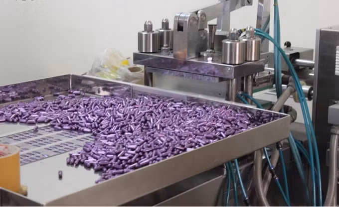 Bên trong xưởng sản xuất thuốc giả bị công an triệt phá. Ảnh: Hoàng Dương