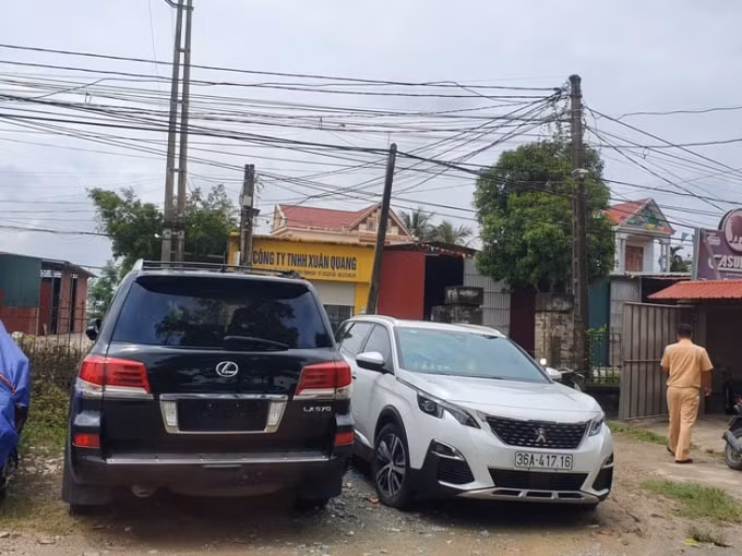 Xe ô tô LX 570 đã tháo biển có dán tem kiểm định ở trước là 36A.299.99 và xe 36A.417.16 đang bị cơ quan Công an huyện Nông Cống tạm giữ