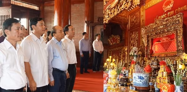 Thủ tướng dâng hương tưởng niệm 60 liệt sĩ Thanh niên xung phong Đại đội 915. Ảnh VGP