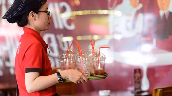 Đồ nhựa dùng một lần hiện đang được sử dụng rất phổ biến ở VN. Ảnh: Q.Đ.