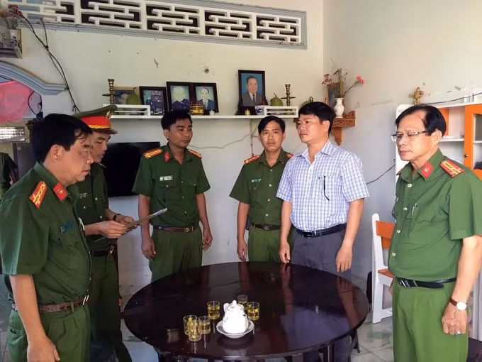 Cơ quan CSĐT Công an tỉnh Trà Vinh tống đạt quyết định khởi tố bị can, bắt tạm giam đối với ông Trần Trường Sơn. (Ảnh Công an Trà Vinh)