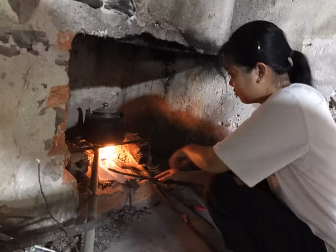 Ngoài việc học giỏi, Ngọc thường phụ mẹ việc nhà, mẹ con động viên nhau sống tốt