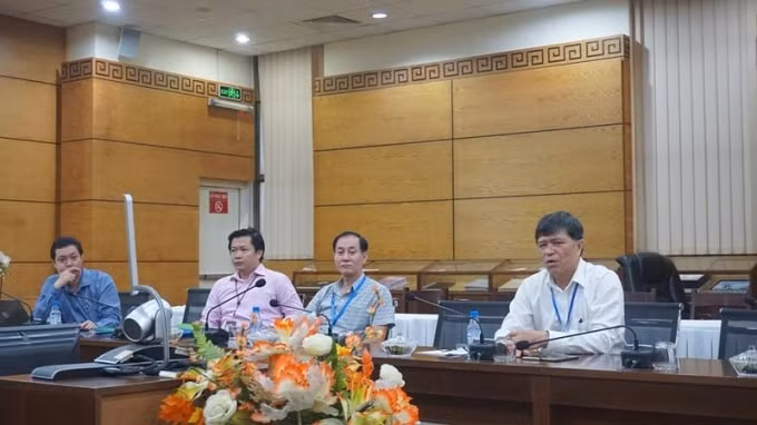 Ông Nguyễn Văn Hiếu (áo trắng, bìa phải) chia sẻ thông tin với báo chí. Ảnh: PL.TP