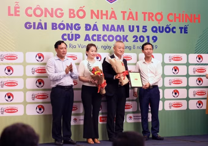 Đại diện VFF trao bảng danh vị cho đơn vị tài trợ giải U15 Quốc Tế 2019. Ảnh: VFF