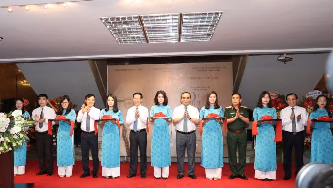 Các đại biểu cắt băng khai mạc triển lãm. Ảnh: toquoc.vn