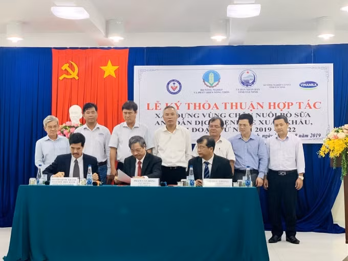 Lãnh đạo Cục Thú y, Sở NN&PTNT tỉnh Tây Ninh và Công ty Vinamilk ký kết thỏa thuận hợp tác xây dựng vùng chăn nuôi bò sữa an toàn dịch bệnh (giai đoạn 2019 – 2022)