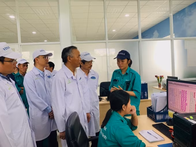Ông Phùng Đức Tiến - Thứ trưởng Bộ NN & PTNT, ông Phạm Văn Đông – Cục trưởng Cục Thú y và đoàn công tác tham quan “Resort” bò sữa đạt chuẩn Global G.A.P của Vinamilk tại Tây Ninh