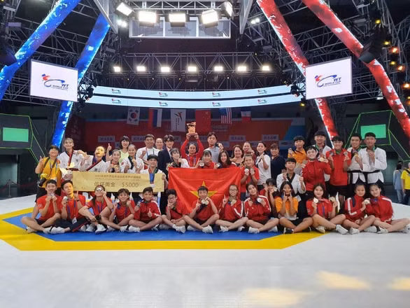 Đoàn Taekwondo Việt Nam ăn mừng chiến thắng tại Trung Quốc. Ảnh: VTF