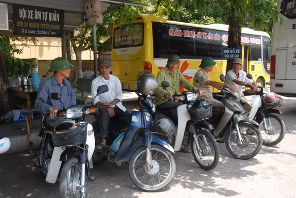 Xe ôm, shipper phải được cấp phép, đeo thẻ hành nghề. Ảnh minh họa