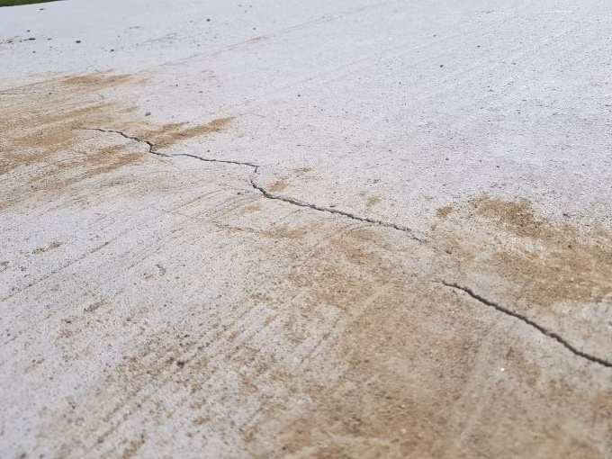 Những đường nứt kéo dài chi chít dọc tuyến đường
