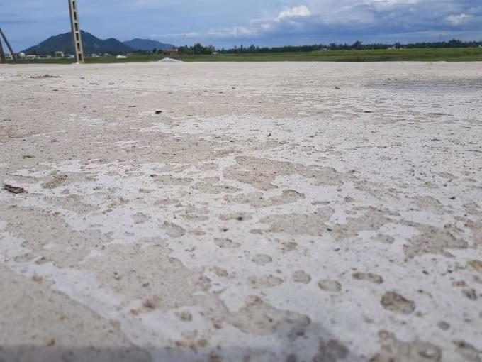 Mặt đường vừa hoàn thành đã bong tróc nhiều chỗ
