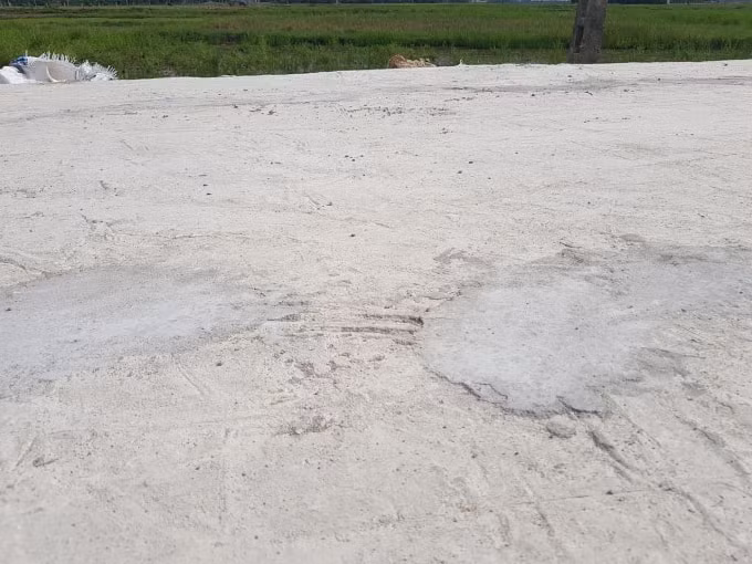 Những mảng xi măng lớn vừa được vá lại