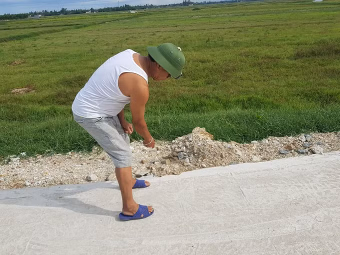 Một người dân chỉ cho PV những chỗ nứt gãy trên tuyến đường