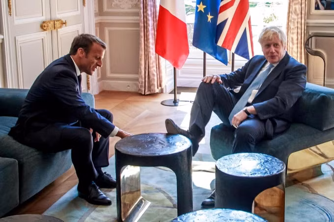 Tổng thống Pháp Emmanuel Macron (Trái) và Thủ tướng Anh Boris Johnson. Ảnh: Reuters