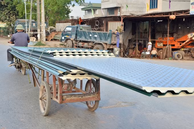 Hà Nội sẽ siết chặt quản lý loại hình vận chuyển hành khách, hàng hóa bằng xe thô sơ, xe gắn máy, xe mô tô hai bánh và các loại tương tự (Ảnh minh họa)