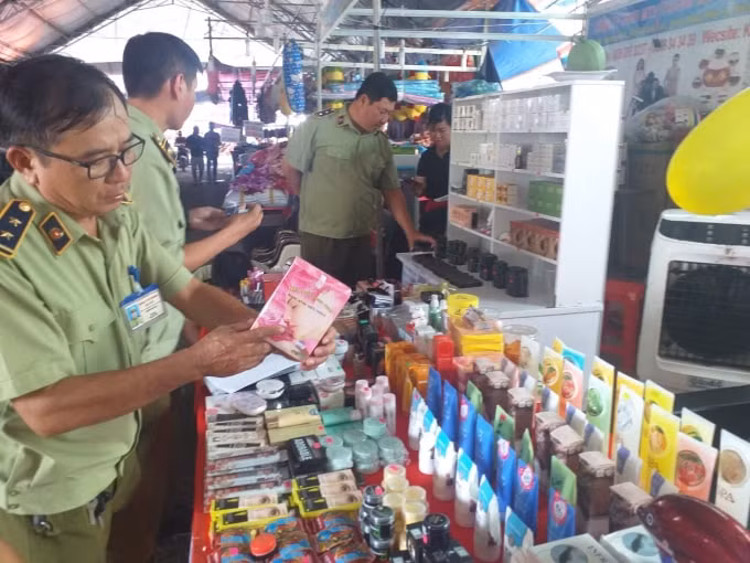 Lực lượng Quản lí Thị trường tiến hành kiểm tra các loại mỹ phẩm bày bán tại khu vực Hội chợ.