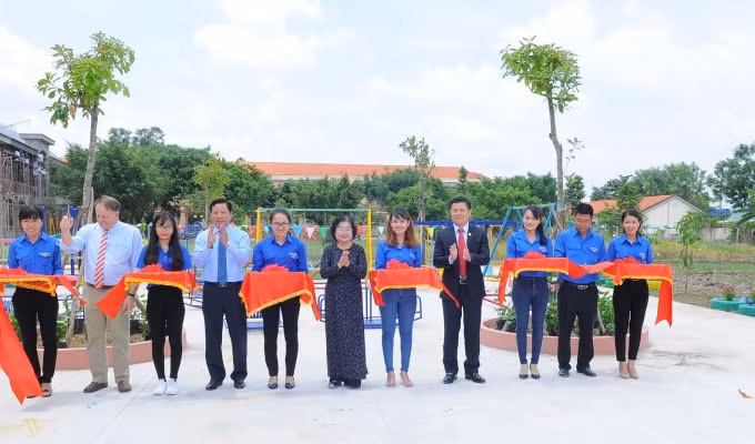 Đặc biệt, dịp này Nam A Bank còn trao tặng sân chơi làm bằng vật liệu tái chế từ lốp xe cho các em học nhỏ &nbsp;Trường Mẫu giáo Nhơn Thạnh Trung và Trường Tiểu học Bình Tâm , thành phố Tân An, tỉnh Long An.