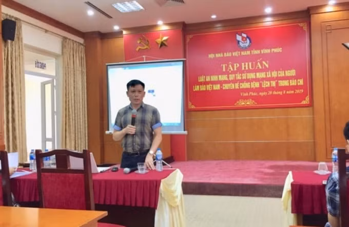 PGS.TS Nguyễn Thành Lợi truyền đạt những nội dung cơ bản về Quy tắc sử dụng mạng xã hội của người làm báo Việt Nam và chuyên đề chống bệnh “lệch thị” trong hoạt động báo chí.