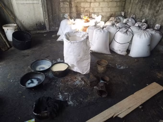 Khung cảnh nhếc nhác tại cơ sở chế biến mỡ 