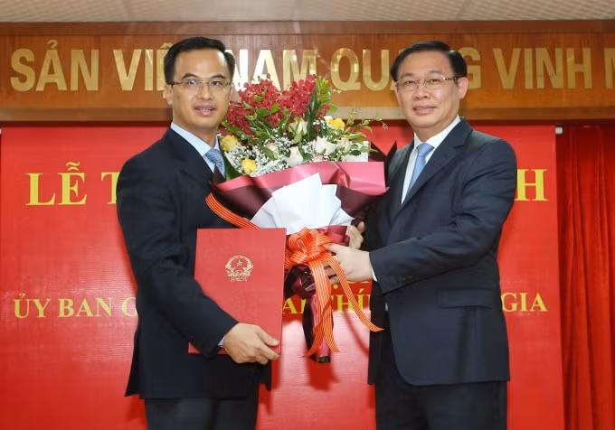 Phó Thủ tướng Chính phủ Vương Đình Huệ trao Quyết định bổ nhiệm cho ông Vũ Nhữ Thăng - Ảnh: Thành Chung