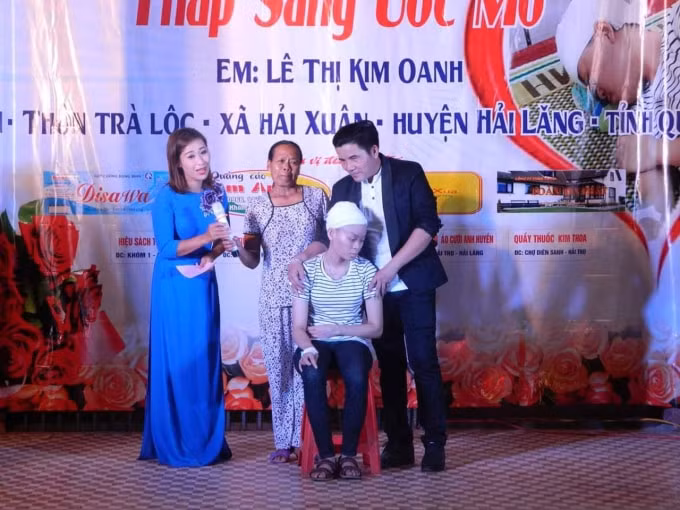 Chương trình văn nghệ “thắp sáng ước mơ” đã kêu gọi các mạnh thường quân hỗ trợ cho hoàn cảnh em Oanh.