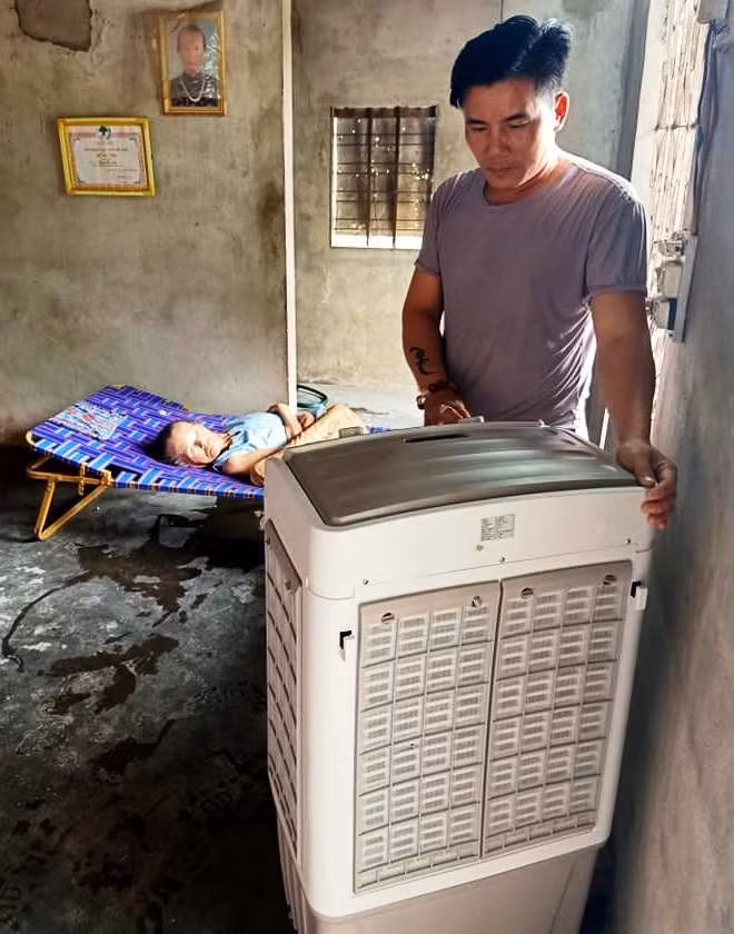 Anh Tuấn đã mua máy quạt hơi nước đến tặng &nbsp;bà Nguyễn Thị Quắn (86 tuổi) Có hoàn cảnh đặc biệt khó khăn, ở Thôn 1 xã Hải Thọ, huyện Hải Lăng.