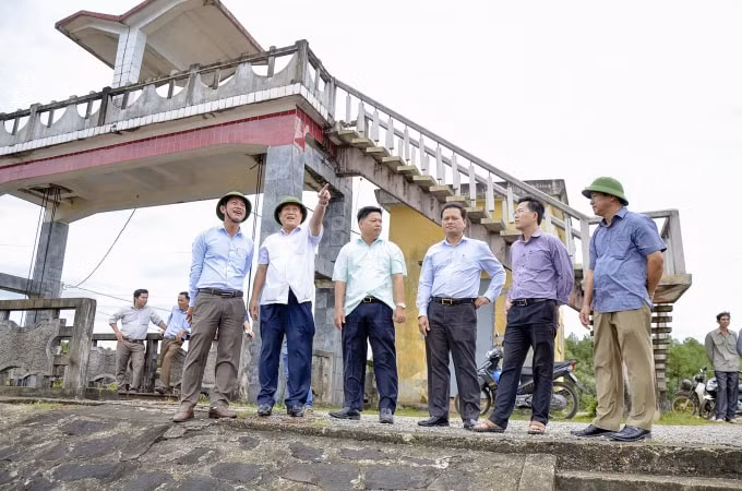 Lãnh đạo tỉnh kiểm tra hồ đập trong mùa mưa bảo.