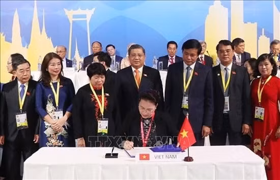 Chủ tịch Quốc hội Nguyễn Thị Kim Ngân ký Thông báo chung tại Lễ bế mạc AIPA 40. Ảnh: TTXVN
