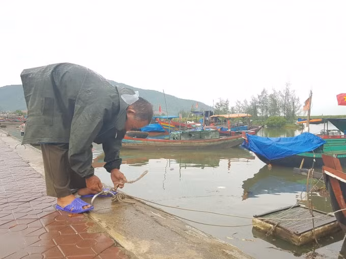 Ngư dân Hà Tĩnh chuẩn bị kỹ càng những công đoạn cuối cùng an toàn trước khi bão đổ bộ