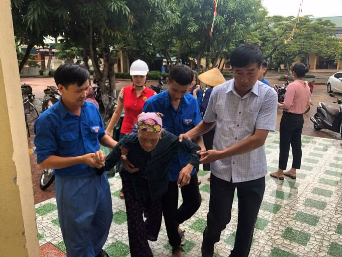 Tỉnh đoàn Hà Tĩnh thành lập 262 đội hình tình nguyện giúp đỡ các hộ dân ứng phó với bão số 4