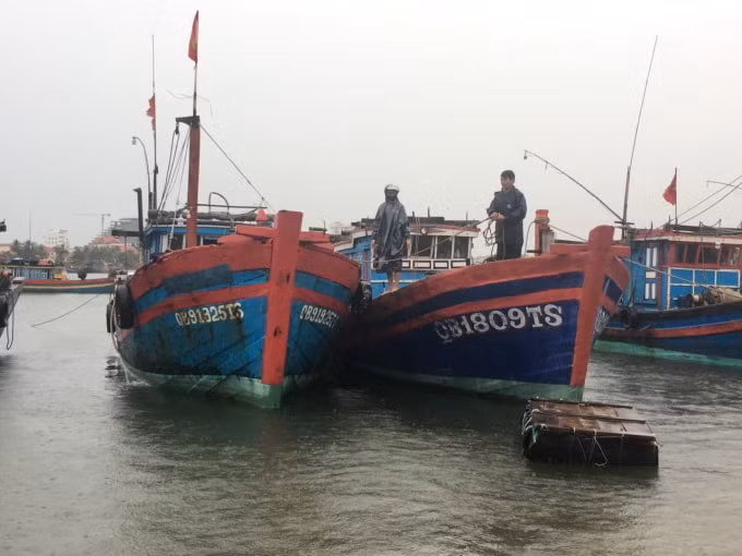 Ngư dân ở Quảng Bình đưa thuyền vào bờ tránh trú an toàn