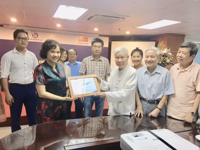 Lễ trao tặng hiện vật. Ảnh: Hoàng Huy