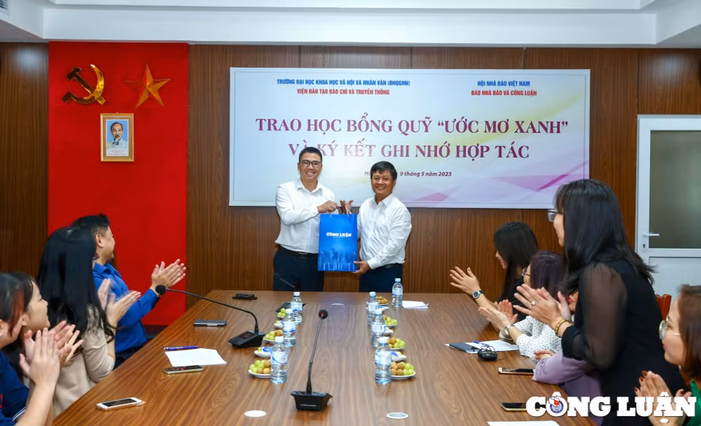 bao nha bao cong luan trao hoc bong cho sinh vien truong dai hoc khoa hoc xa hoi nhan van hinh 5