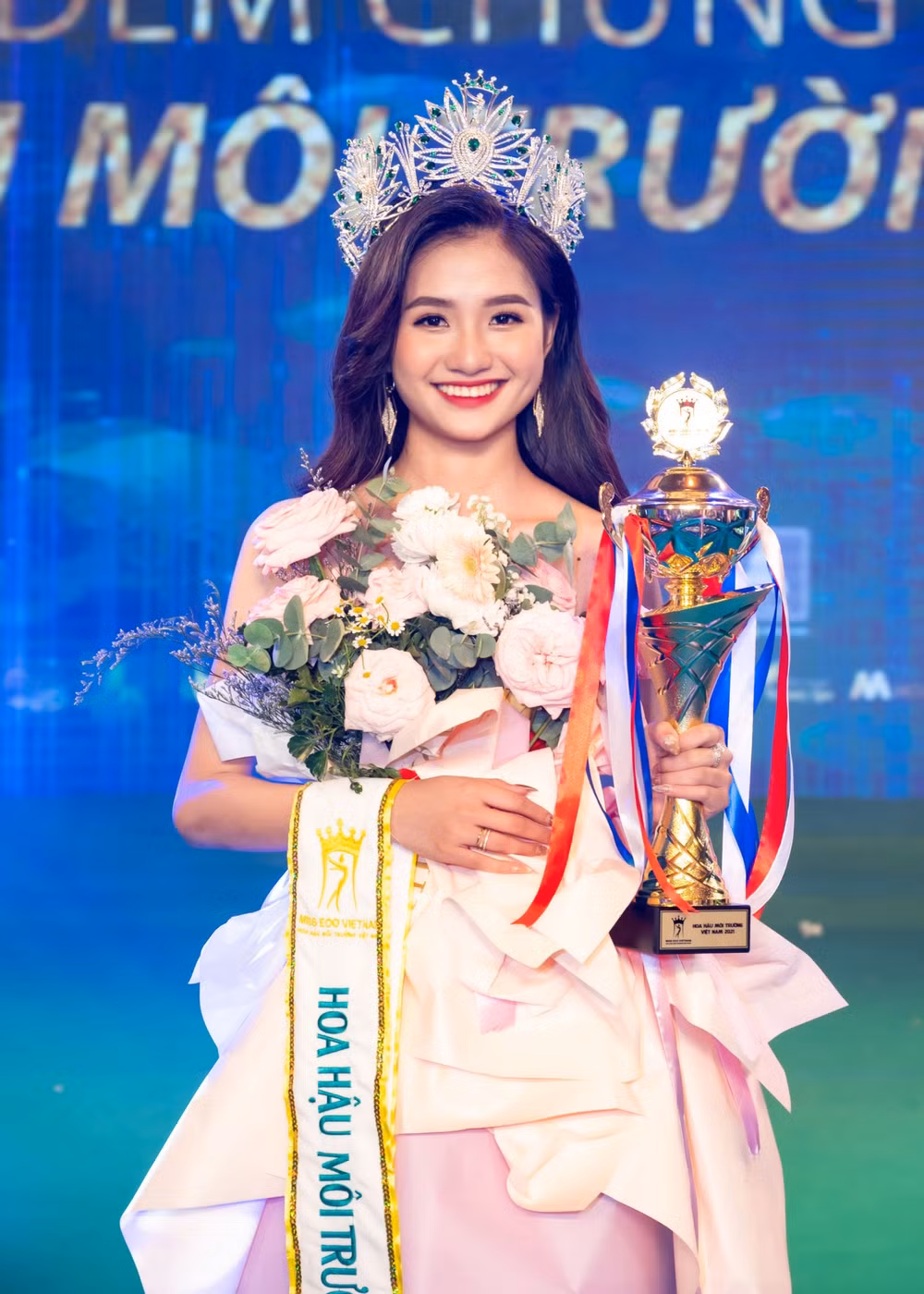 nguyen thanh ha nu sinh den tu ben tre dang quang hoa hau moi truong viet nam mua dau tien hinh 11