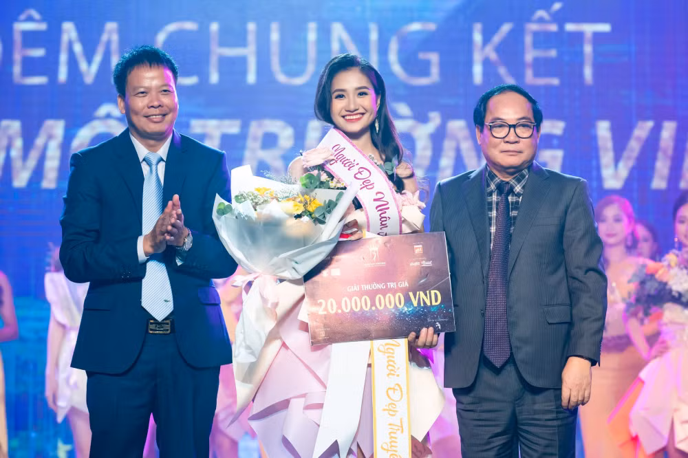 nguyen thanh ha nu sinh den tu ben tre dang quang hoa hau moi truong viet nam mua dau tien hinh 6