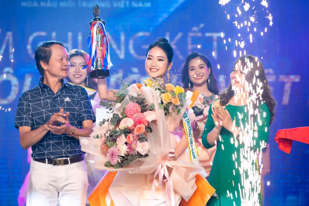 nguyen thanh ha nu sinh den tu ben tre dang quang hoa hau moi truong viet nam mua dau tien hinh 9
