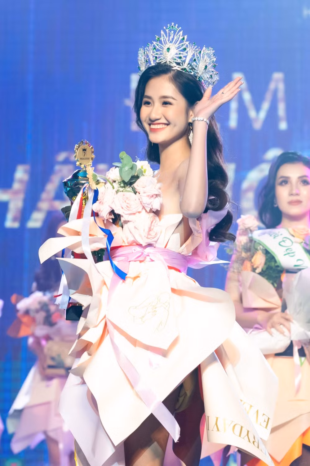 nguyen thanh ha nu sinh den tu ben tre dang quang hoa hau moi truong viet nam mua dau tien hinh 12