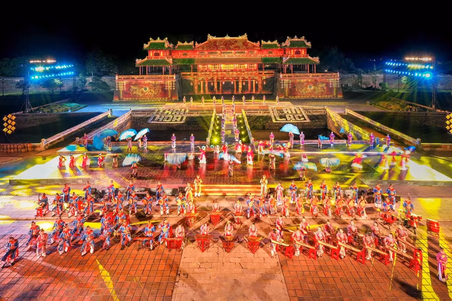 Nhã nhạc cung đình Huế — được UNESCO công nhận là Kiệt tác truyền khẩu và Di sản văn hóa phi vật thể của nhân loại năm 2003 — là một trong những di sản tiêu biểu cần được bảo vệ và phát huy trong tiến trình hoàn thiện thể chế văn hóa. Ảnh: TTXVN