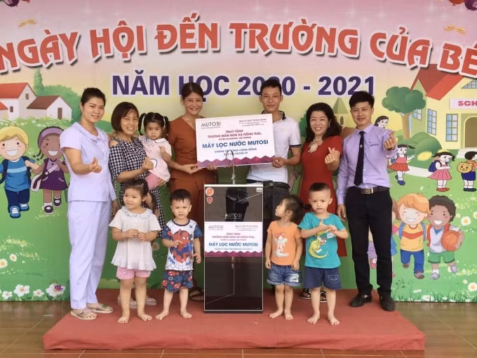 Cô trò Trường Mầm non xã Hồng Thái, Hải Phòng từ nay yên tâm sử dụng nước tinh khiết.