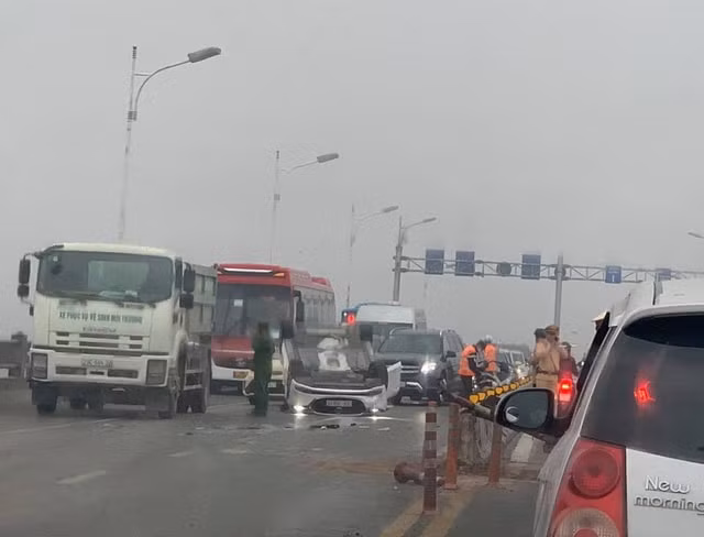 Chiếc xe ô tô do nữ tài xế điều khiển bị lật ngửa trên cầu Vĩnh Tuy.