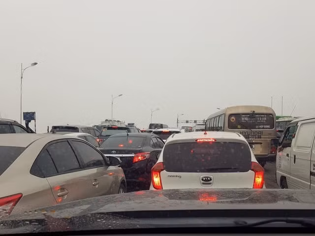 Giao thông qua lại cầu Vĩnh Tuy ùn tắc cục bộ sau vụ tai nạn.