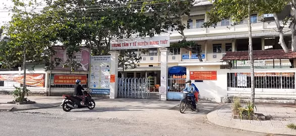 Trung tâm y tế huyện Mang Thít, Vĩnh Long, nơi đang cách ly theo dõi tình trạng của 15 ca F1 liên quan đến BN1440. Ảnh: TT