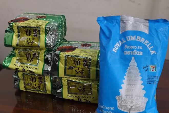 Hơn 4,98 kg Methamphetamine và gần 1 kg Ketamine bị cơ quan công an bắt giữ. (Ảnh: Giang Phương)