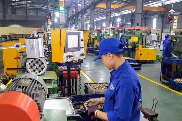 Dịch bệnh Covid-19 xuất hiện và bùng phát khiến sản xuất đình trệ, kéo giảm tăng trưởng của Việt Nam trong năm 2020 xuống còn 2,91%