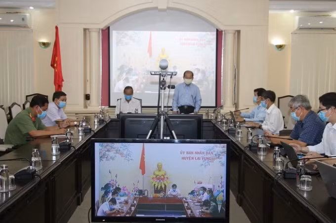 Phó Chủ tịch Uỷ ban nhân dân tỉnh Đoàn Tấn Bửu chỉ đạo tại cuộc họp khẩn (ảnh nguồn internet).
